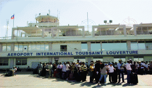 Kaart (cartografie)-Internationale Luchthaven Toussaint Louverture-people_awaiting_evacuation_at_pap_2010-01-15.jpg