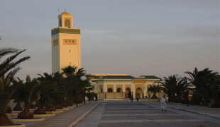 Kort (geografi)-El Aaiún-Mezquita_junto_a_la_plaza_de_la_Marcha_Verde_en_El_Aaiun.jpg